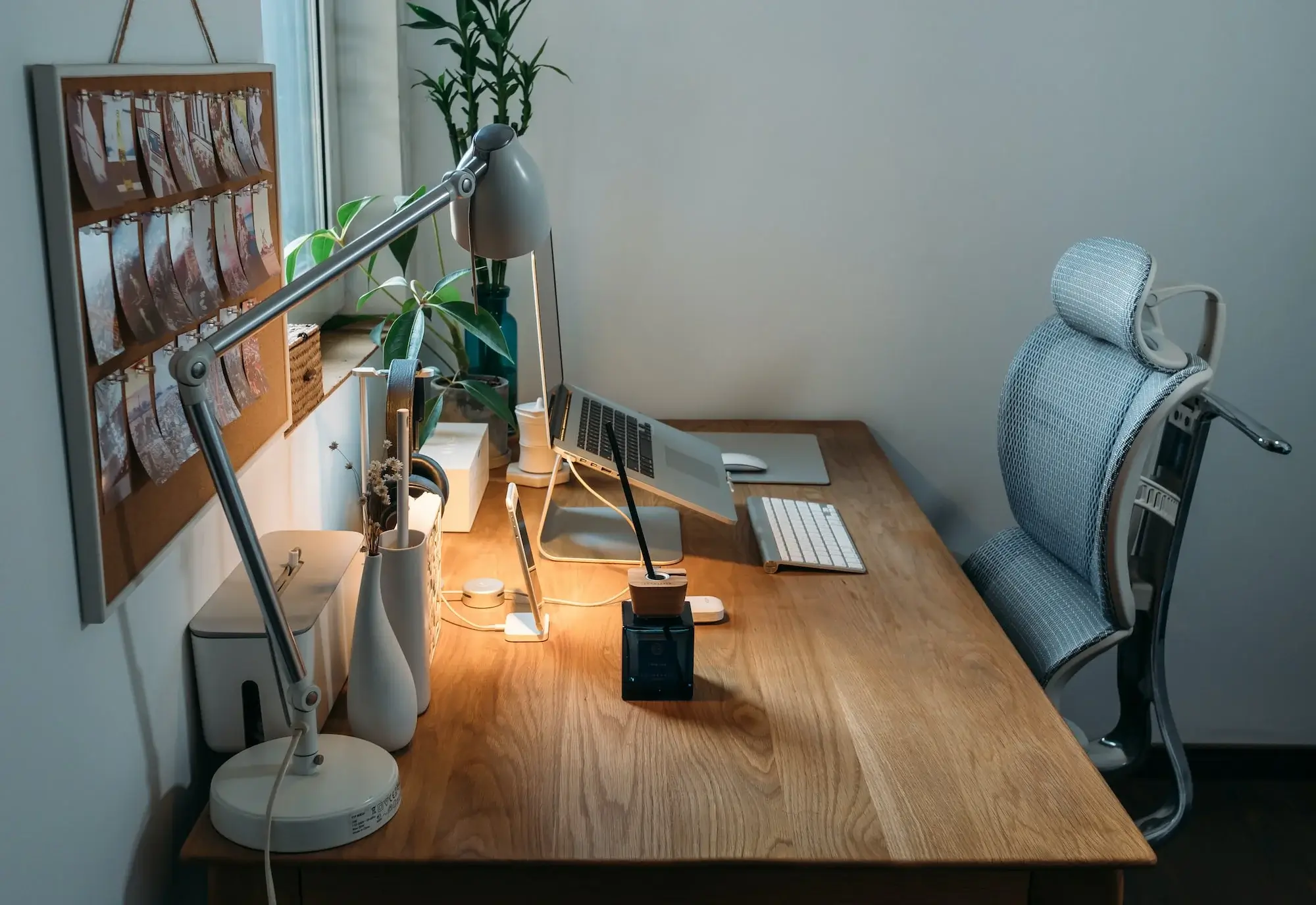 Home Office Arbeitsplatz mit ergonomischen Möbeln und Holztisch