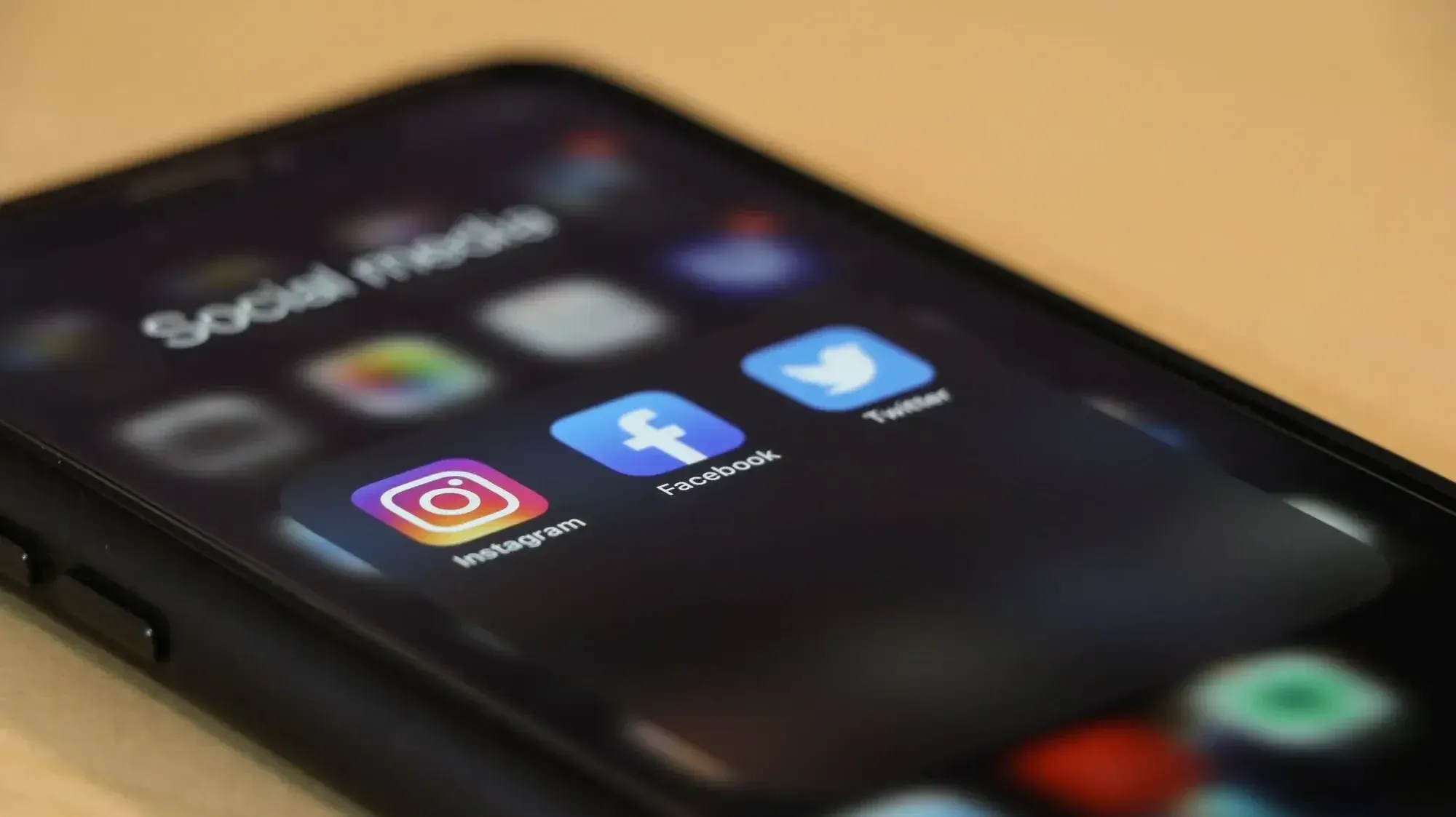 Iphone mit Social Media Apps auf dem Homescreen