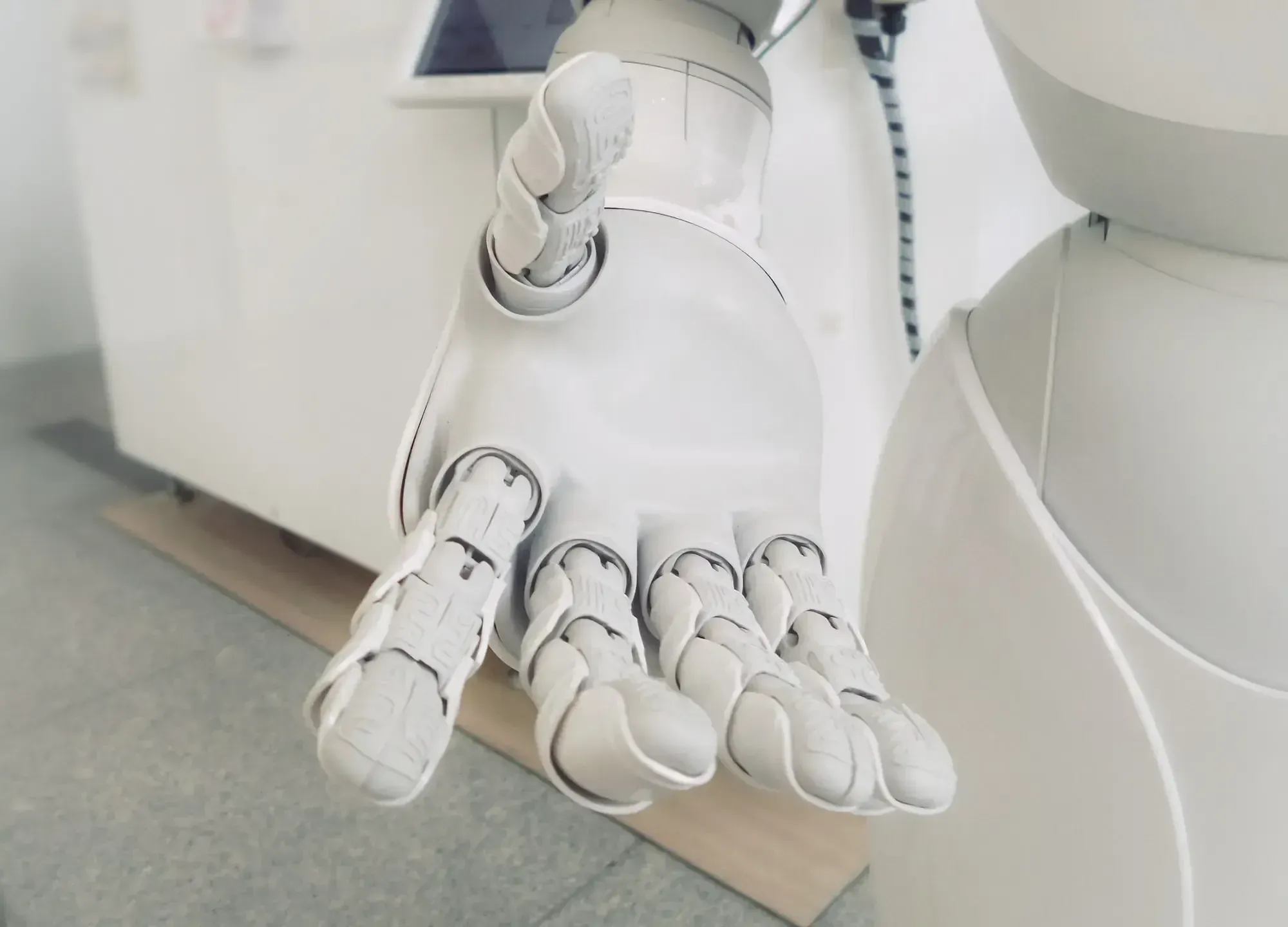 Weiße, menschenähnliche Roboter-Hand ausgestreckt.