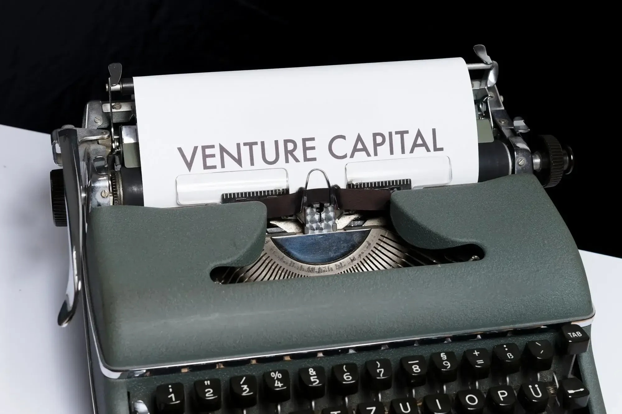 Schreibmaschine mit Blatt mit der Aufschrift Venture Capital