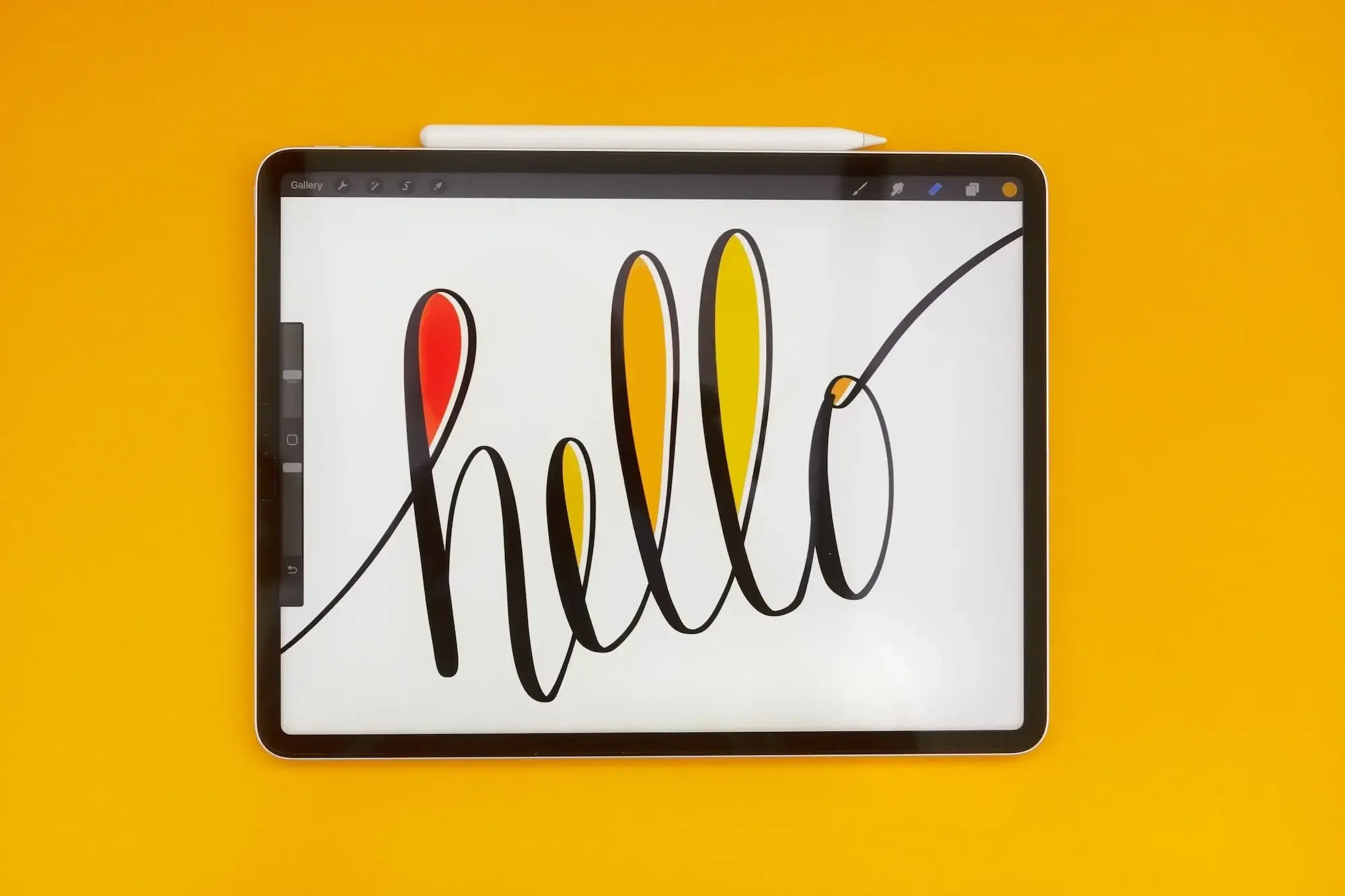 Orange Hintergrund, Tablet mit weißem Pen, darauf zu sehen "Hello" in geschwungener Schrift und bunten Akzenten
